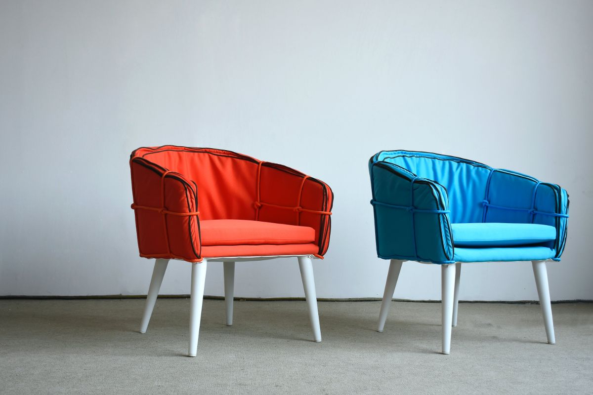 sillas tapizadas en azul y rojo